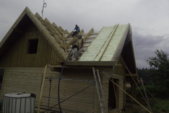 Zateplení střechy PUR pěna, stříkaná izolace, izolace roubenky, izolace dřevostavby 