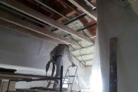 zatepelnení podkroví, stříkaná izolace, izolace pěnou, PUR pěna