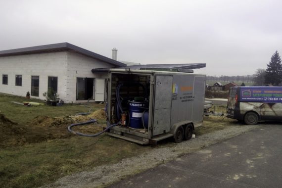 zateplení stropu bungalovu, stříkaná izolace, izolace pěnou, teplá pěna, PUR pěna