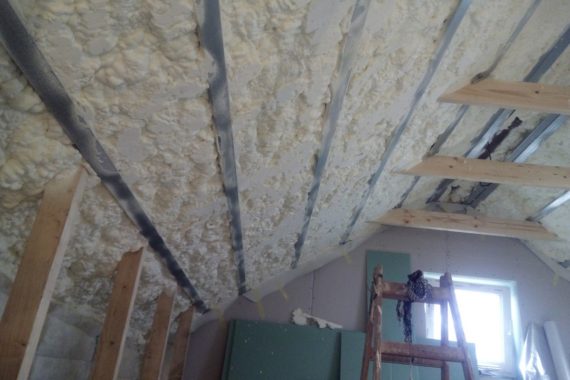 zateplování podkroví pěnou, izolace pěnou, PUR pěna, stříkaná izolace