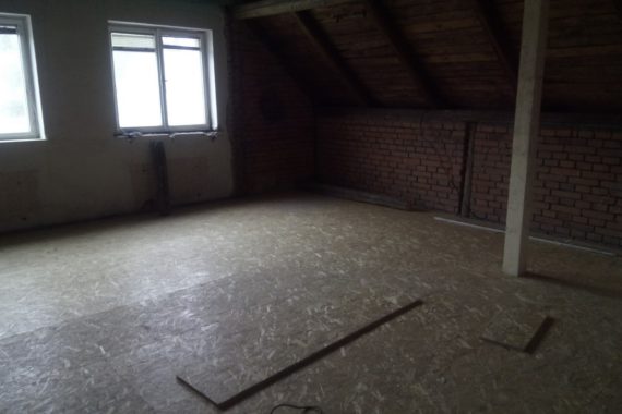 Tepelná izolace podlahy prvního poschodí stříkanou PUR pěnou