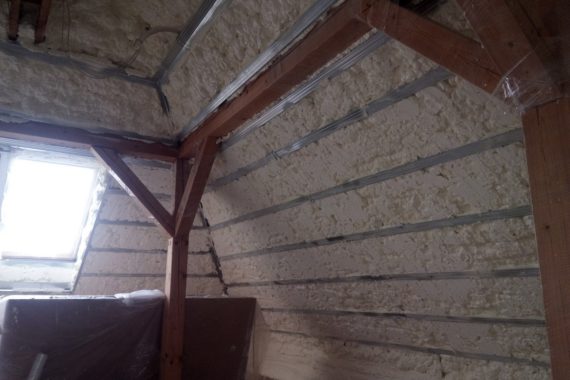 Stříkaná izolace, PUR pěna, PUR izolace, izolace pěnou, tepelná izolace podkroví