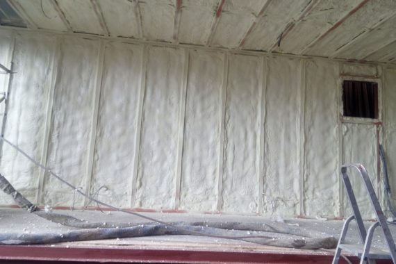 stříkaná izolace kontejneru, PUR pěna, pěnová izolace, izolace pěnou