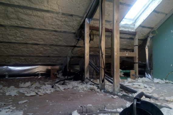 vyrovnání povrchu stříkané izolace, zateplení podkroví, izolace pěnou, PUR pěna,