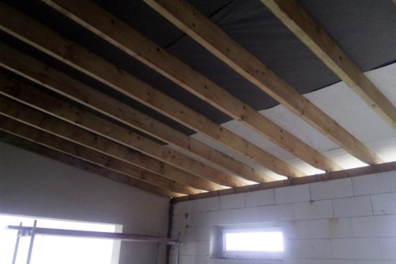 izolace mezi trámy, izolace na bednění, izolace bungalovu, stříkaná izolace, izolace pěnou, PUR izolace