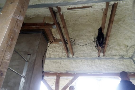 Stříkaná PUR pěna, stříkaná izolace, izolace do sádrokartonové konstrukce