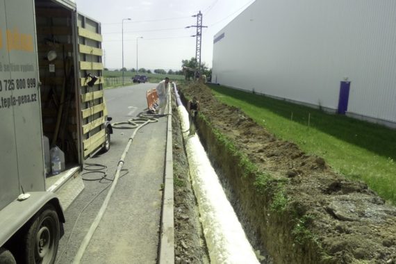 stříkaná izolace potrubí, izolace pěnou, PUR pěna, teplá pěna