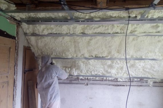 zateplení mezi rastry, stříkaná izolace PUR pěnou