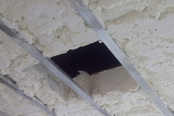 izolace průchodu na půdu. Stříkaná izolace